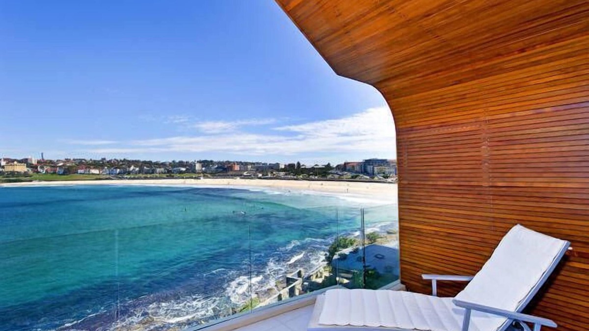 North Bondi Apartment | BONDI BEACH PENTHOUSE - absolute waterfront location!