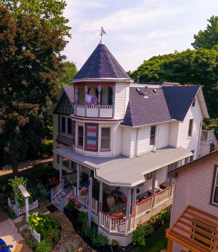Amherstburg Bed & Breakfast | Bondy House Bed & Breakfast