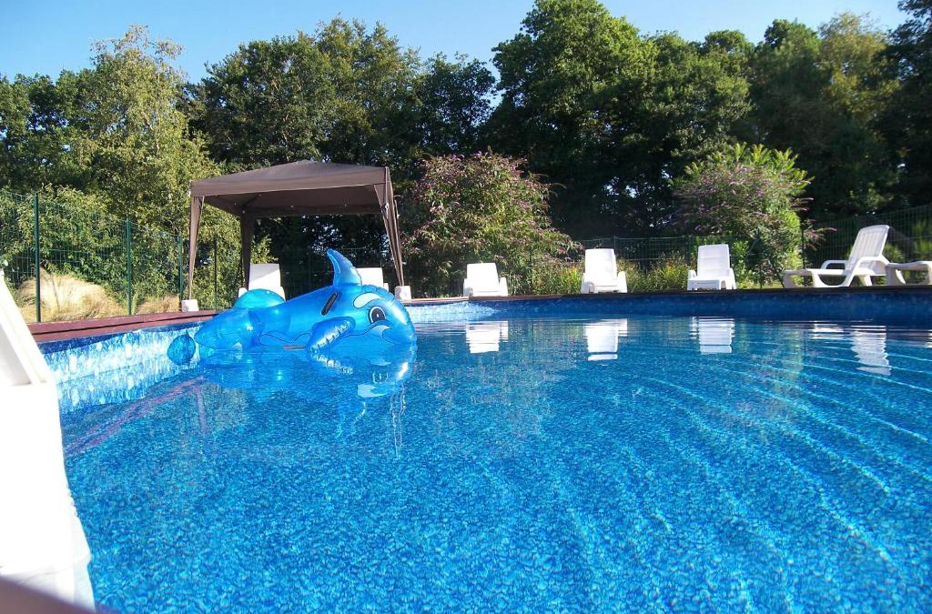 Malguenac House | Bonne Chere, Family Friendly Cottage with Pool LPS