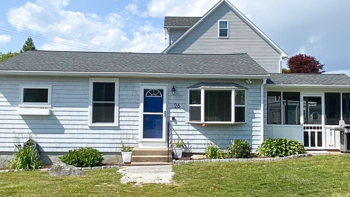 Bonnet Shores House | Bonnet Shores in Narragansett, walk to Kelly Beach & Little Beach
