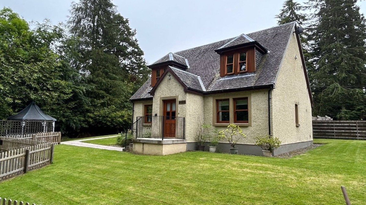 Arden Cottage | Bonnie Banks Cottage - Sleeps 6 - sleeps 6 guests in 3 bedrooms