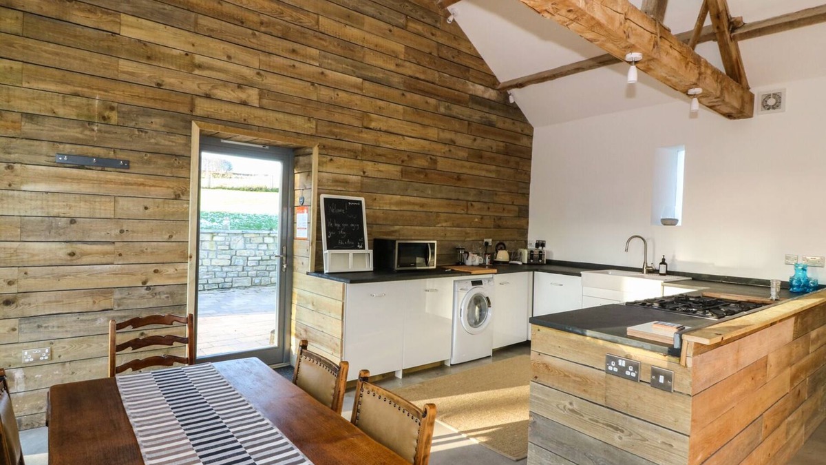 Coed-Y-Paen Cottage | BONNIE BARN, family friendly, with a garden in Usk