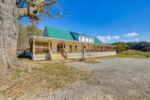 Hardyville House | Bonnieville Farmhouse on 69 Acres with Porch!