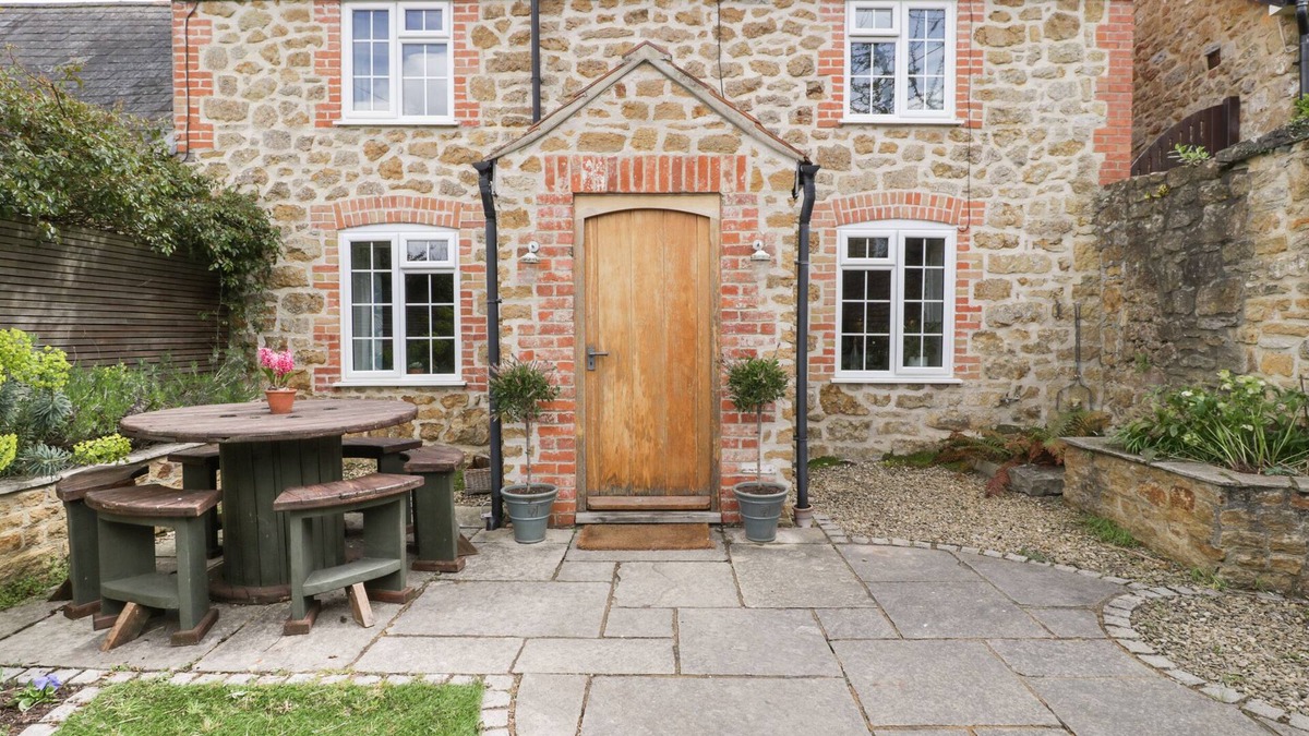 Ilton Cottage | BONNINGS COTTAGE, pet friendly, with open fire in Barrington
