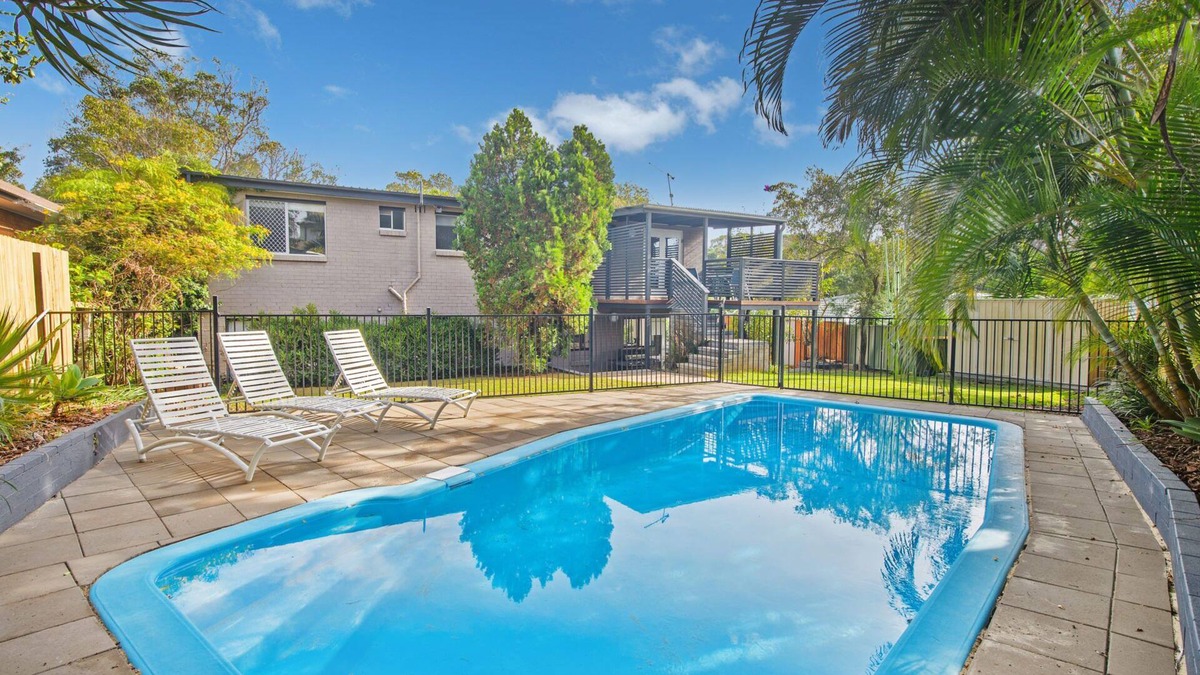 Bonny Hills House | Bonny Beach House - Accommodation with Pool 350 Metres To Rainbow Beach