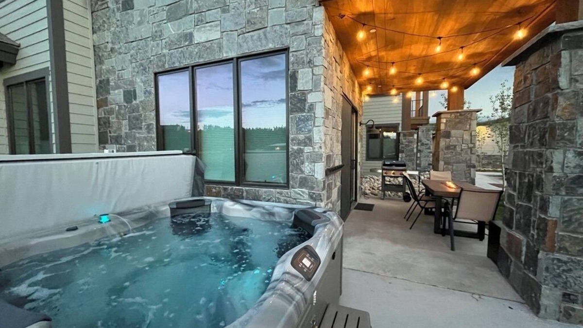 Fraser Condo | Bonus Bunk Room! Private Hot Tub and Walkable to Restaurants and Brewery!