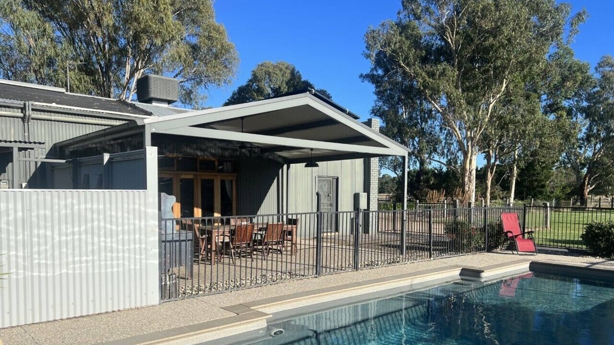 Kialla House | Bonvale Resort Entire Guesthouse with pool