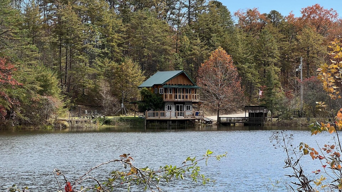 Beattyville Cabin | Boo Bear: New luxe lakeside cabin, hottub, caves, fast Wifi @ BearTrackLake