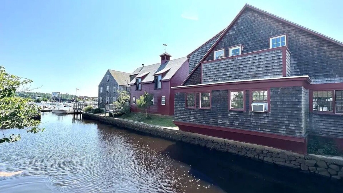 Manchester-by-the-Sea Condo | Boo-Bird by The Sea in Downtown Manchester MA