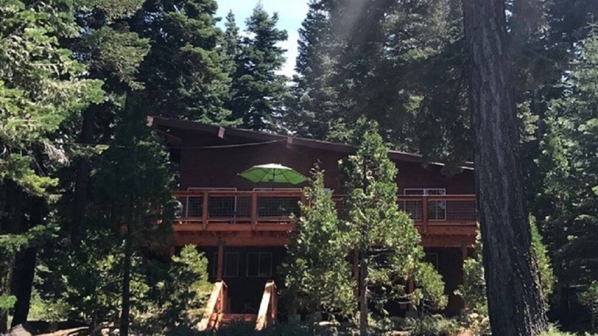 Chamberlands House | Book 2025-26 ski lease now! Driveway snow plow included! Dog ok!