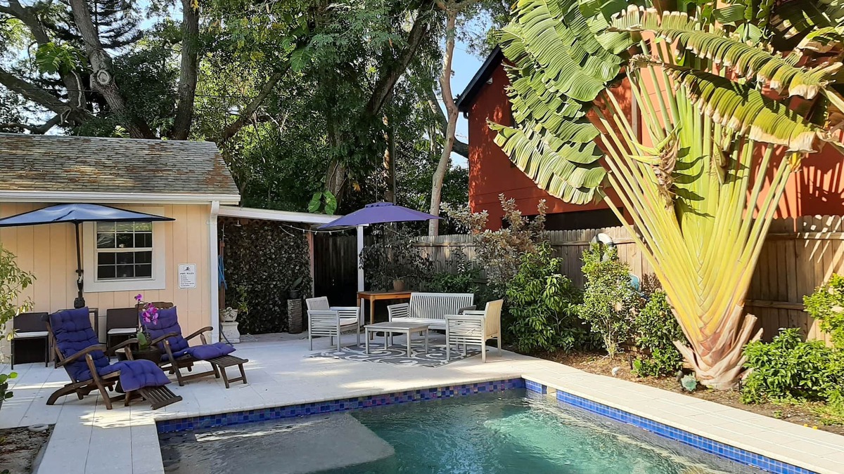 Gillespie Park Cottage | 🦩Book Me Baby! Pool, Pet-Friendly Paradise Near Downtown Sarasota🦩