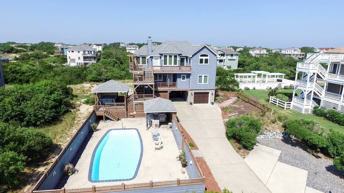 Whalehead Beach House | BOOK NOW! 7BR 8BA -Elevator, Salt water pool, min to beach