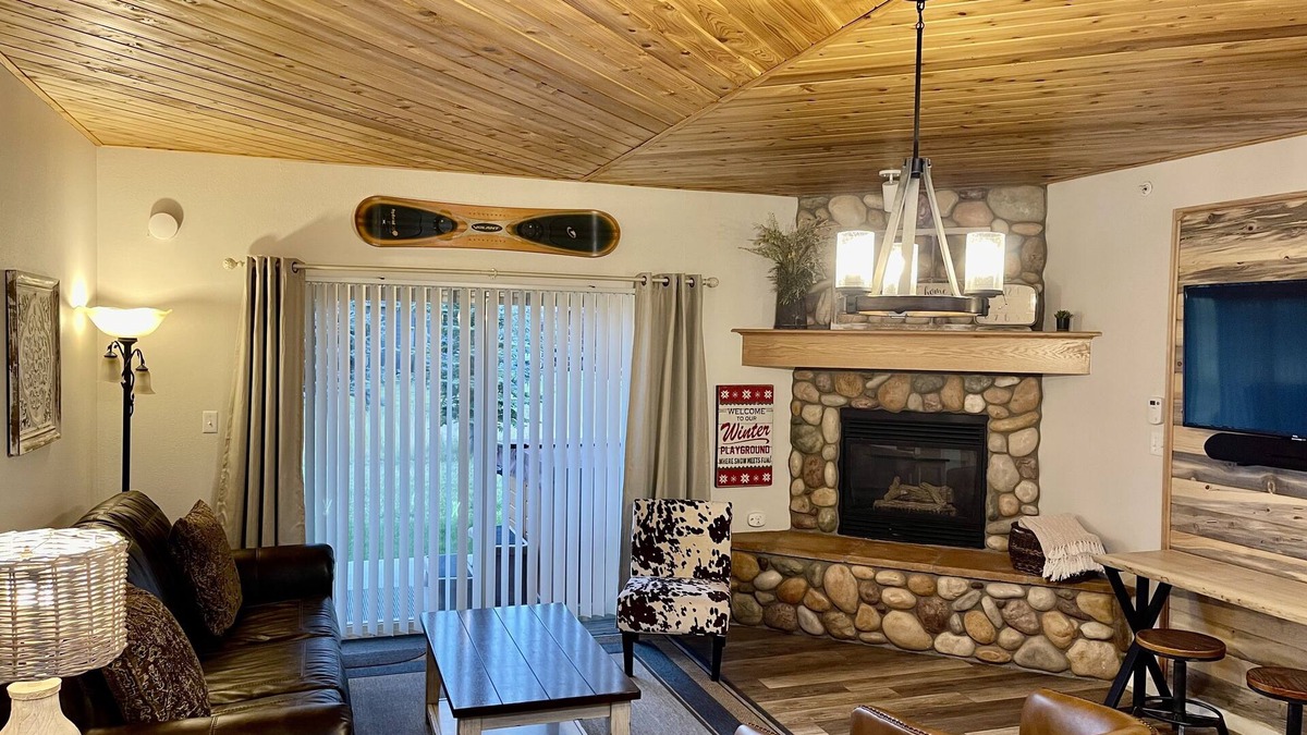 Big Sky Condo | Book now for a Yellowstone Winter/Summer Vacation! Cozy retreat with hot tub!