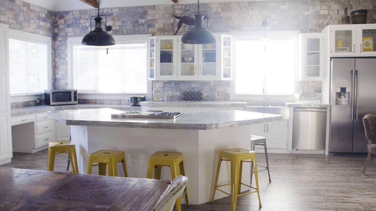 Nibley House | Book Now! Spacious Fall Getaway with Beautiful Scenery & Nearby Activities!