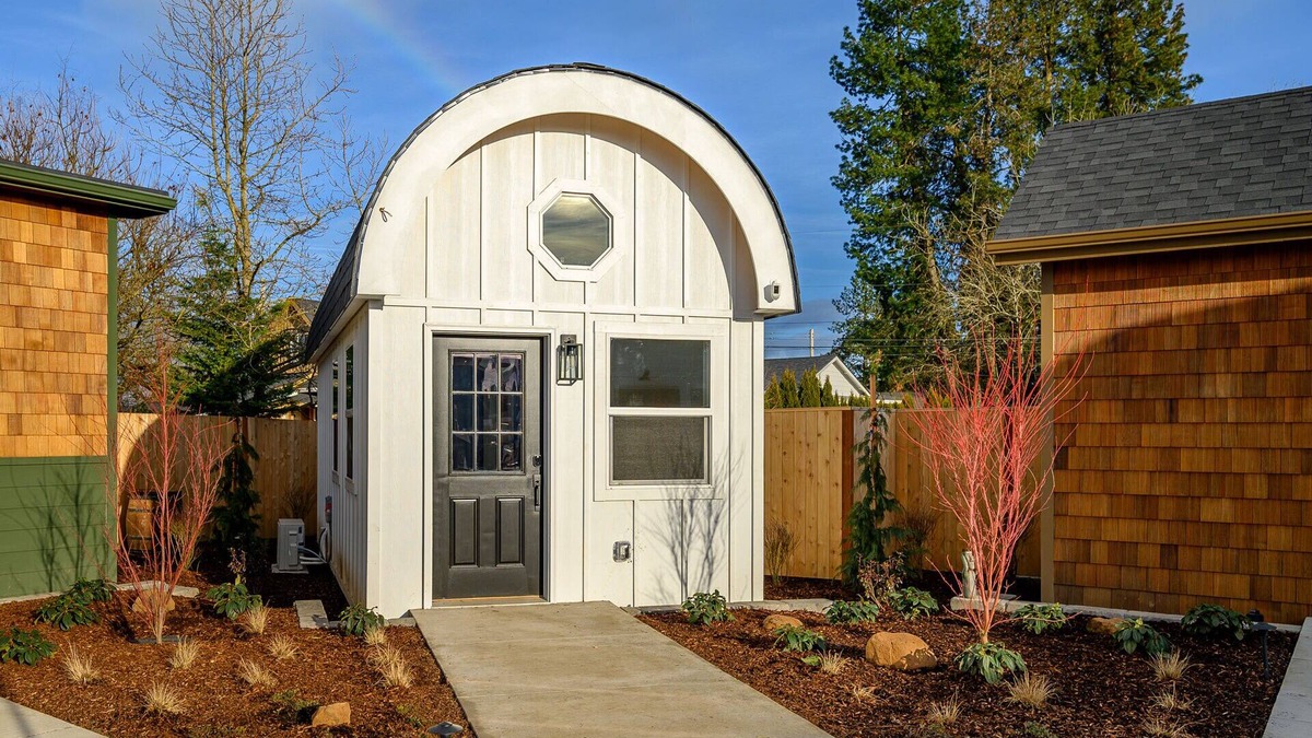 McMinnville Cottage | Book the Farmhouse at The Boutique Retreat in historic downtown McMinnville.