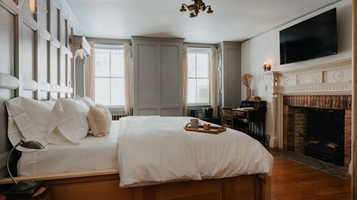 Hobart Hotel | Book village Inn - Austen Room