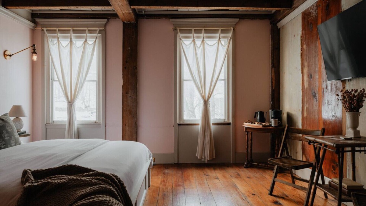 Hobart Hotel | Book Village Inn Fitzgerald Room