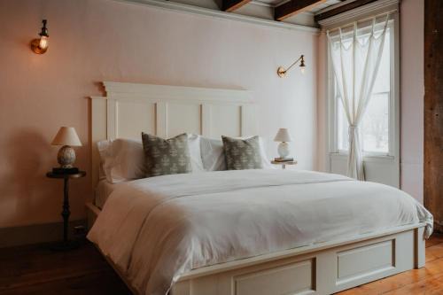 Hobart Apartment | Book Village Inn - Fitzgerald Room King Bed