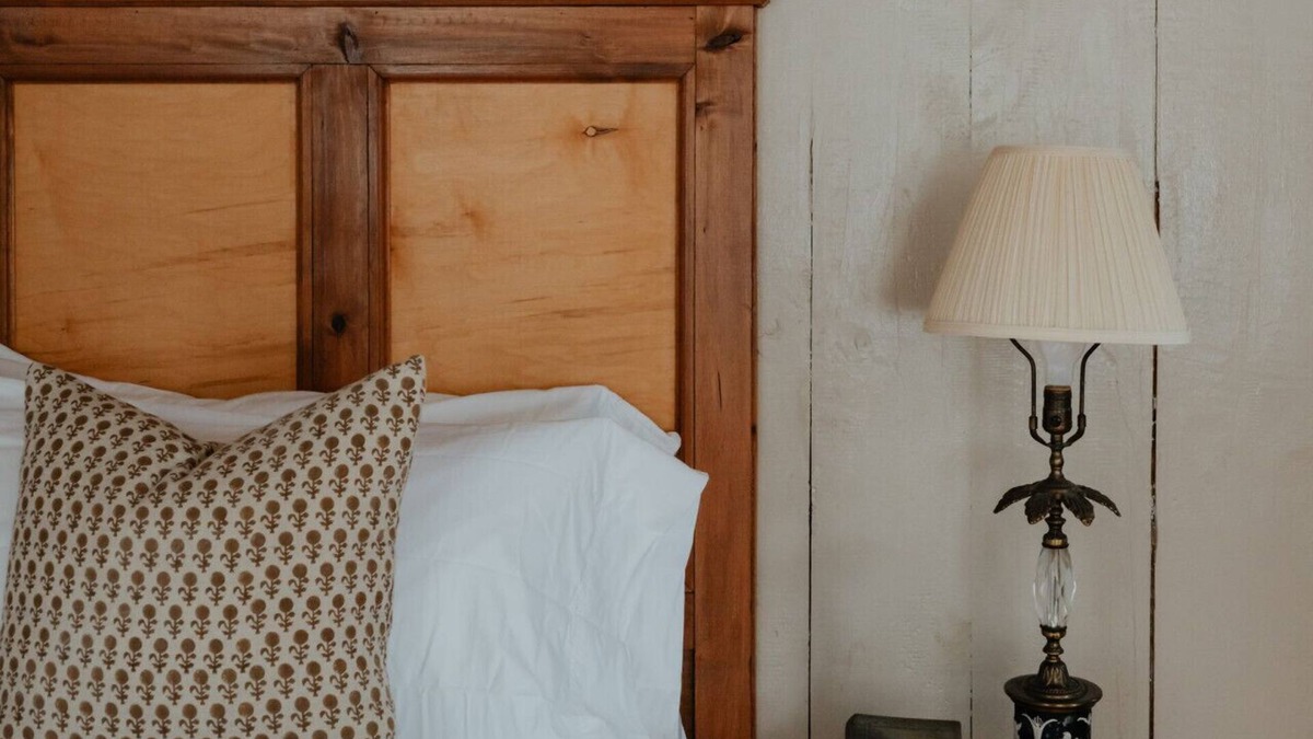 Hobart Hotel | Book Village Inn Hemingway Room