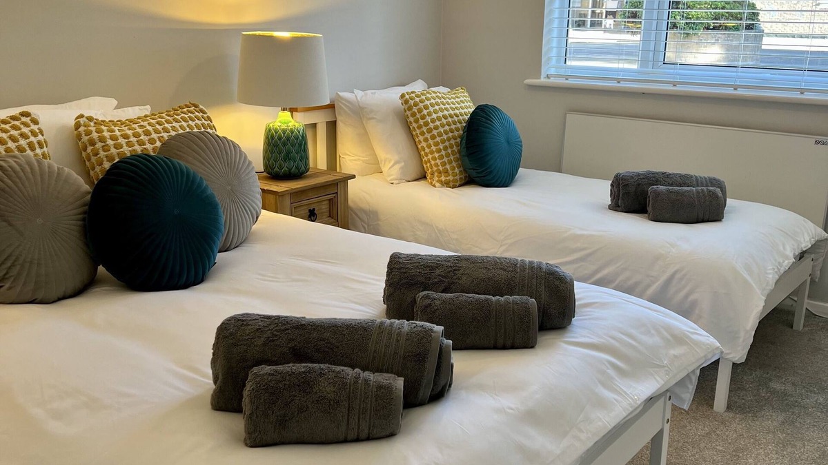 Hoddesdon Apartment | BookedUK - Lovely 2BR Flat in Hoddesdon