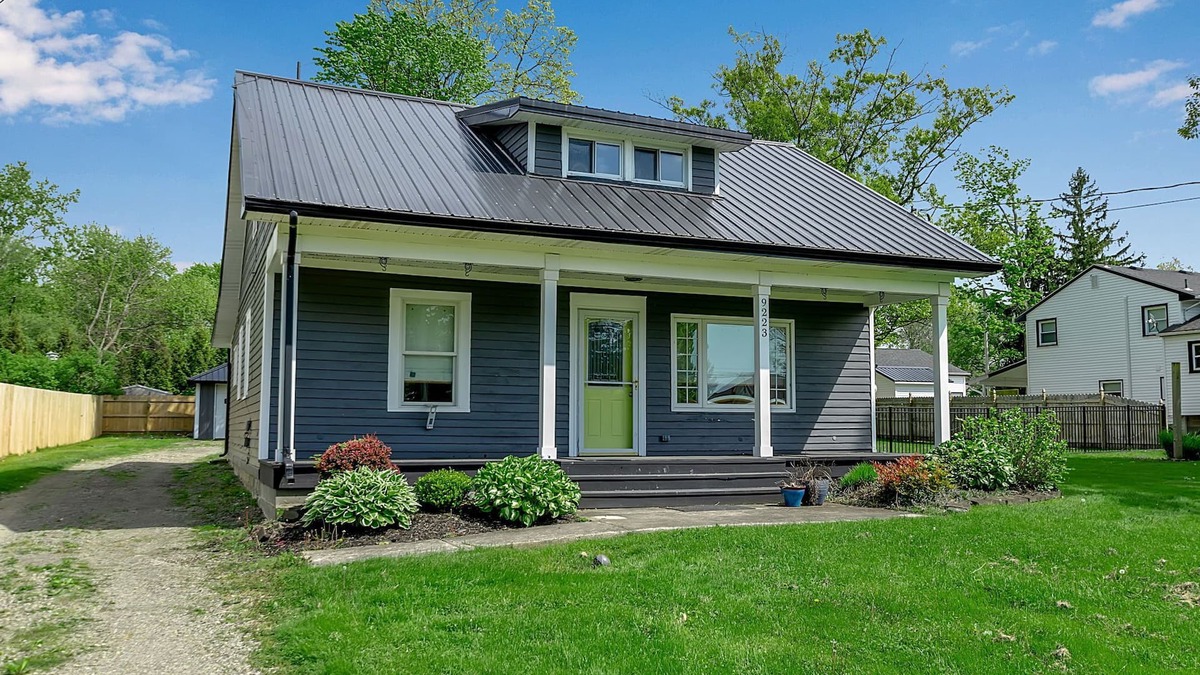 Lake Erie Beach House | ~Booking Year-Round~ 4B 2.5 BATH Updated Grandview Bay Home