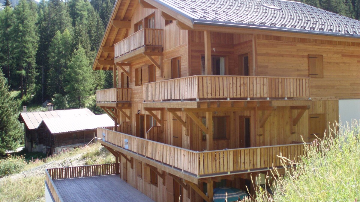 La Roche Apartment | BOOKINGS READY.Beautiful spacious apartment, 8 beds, Great location and views