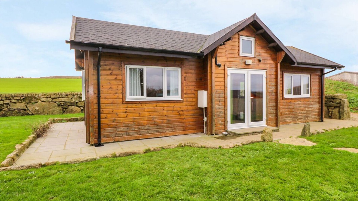 St. Buryan Cottage | BORAH LODGE, pet friendly, with hot tub in Mousehole