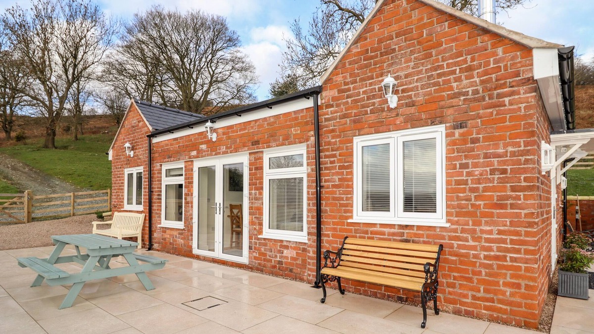 Halfway House House | BORDER VIEW LODGE, family friendly, with hot tub in Llandrinio