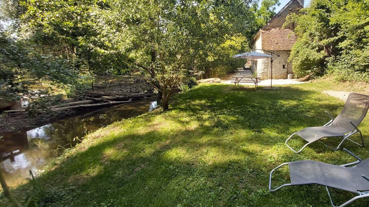 Nohant-Vic Cottage | Bordered by the river & millstream, 18th century Berrichon cottage