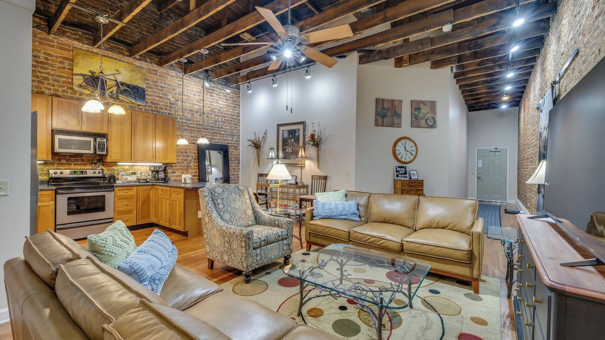 Bristol Apartment | BordertownLoft In heart of Downtown-KingBed,Walk