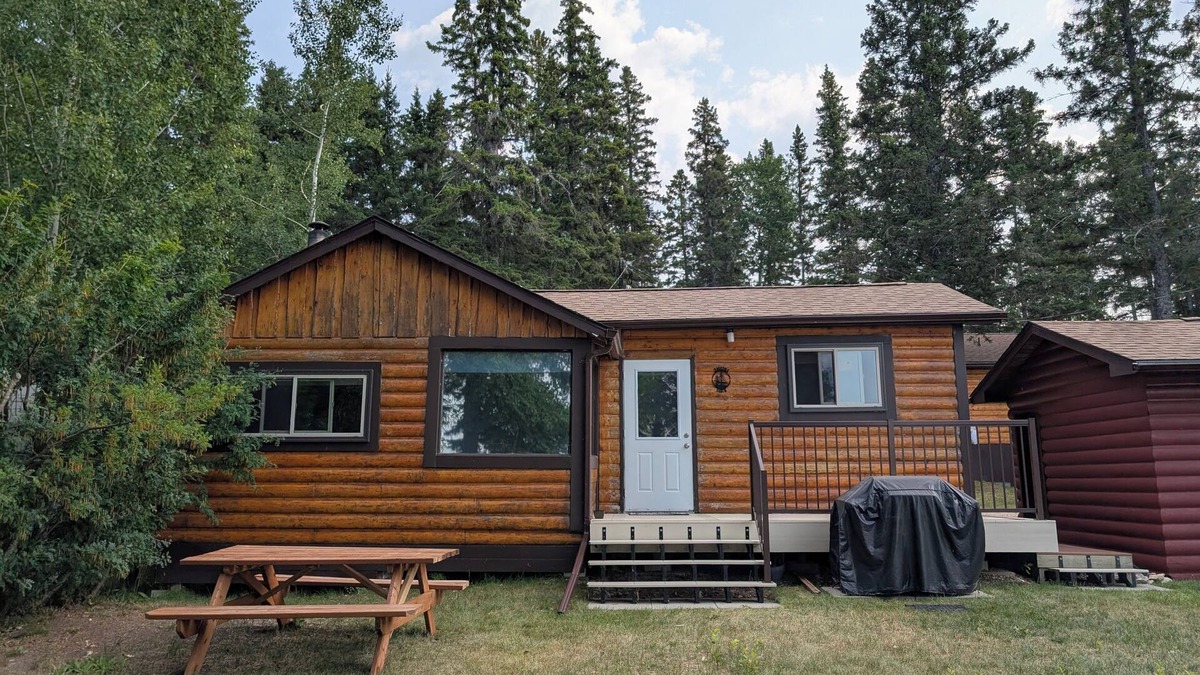 The Pas Cabin | Boreal Owl: A cozy 1-bedroom lakefront cabin at Clearwater Lake