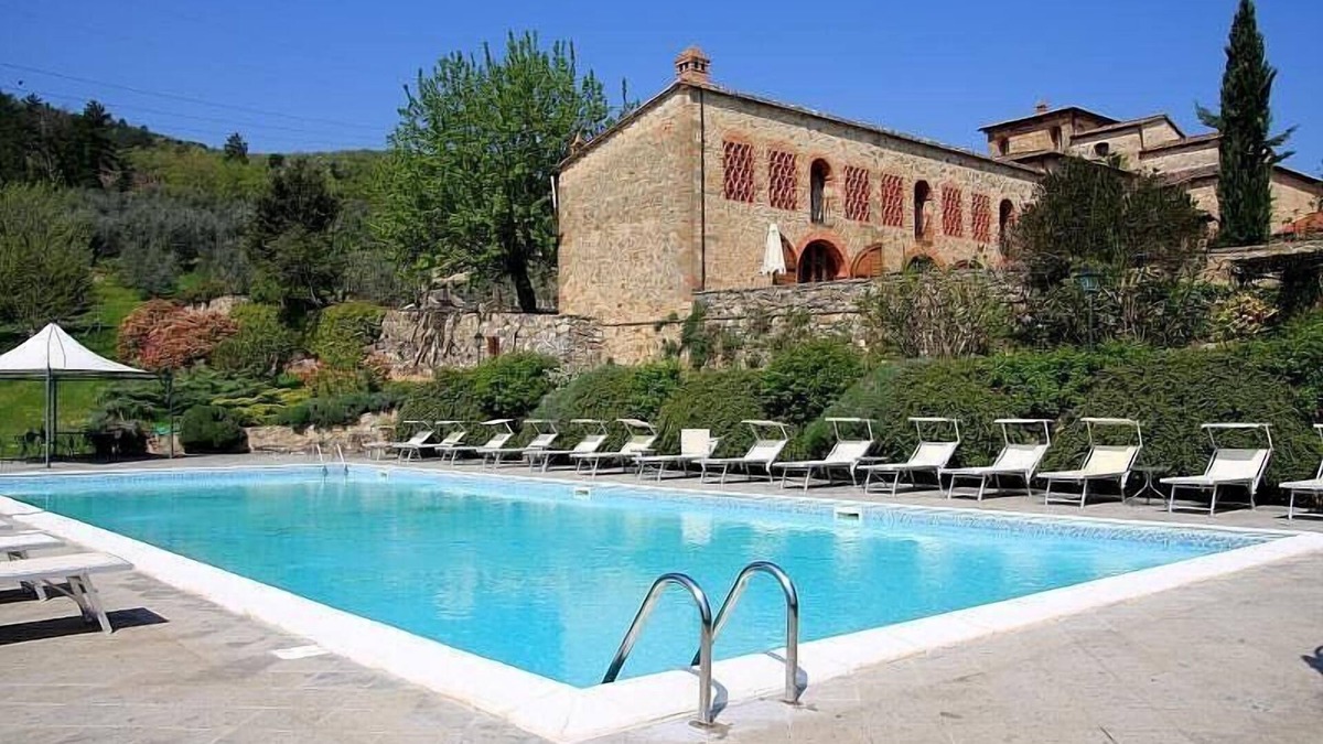 Bucine House | Borgo Bello E: A characteristic and welcoming two-story apartment in the characteristic style of the Tuscan countryside.