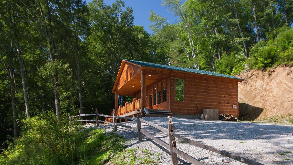 Bryson City Cabin | Born to be Wild romantic escape mountain cabin