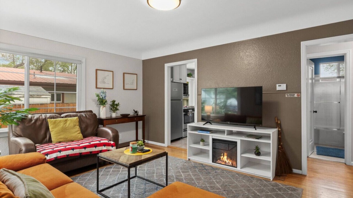Central - Terry House | Bo’s Cheerful Home with private HOT TUB