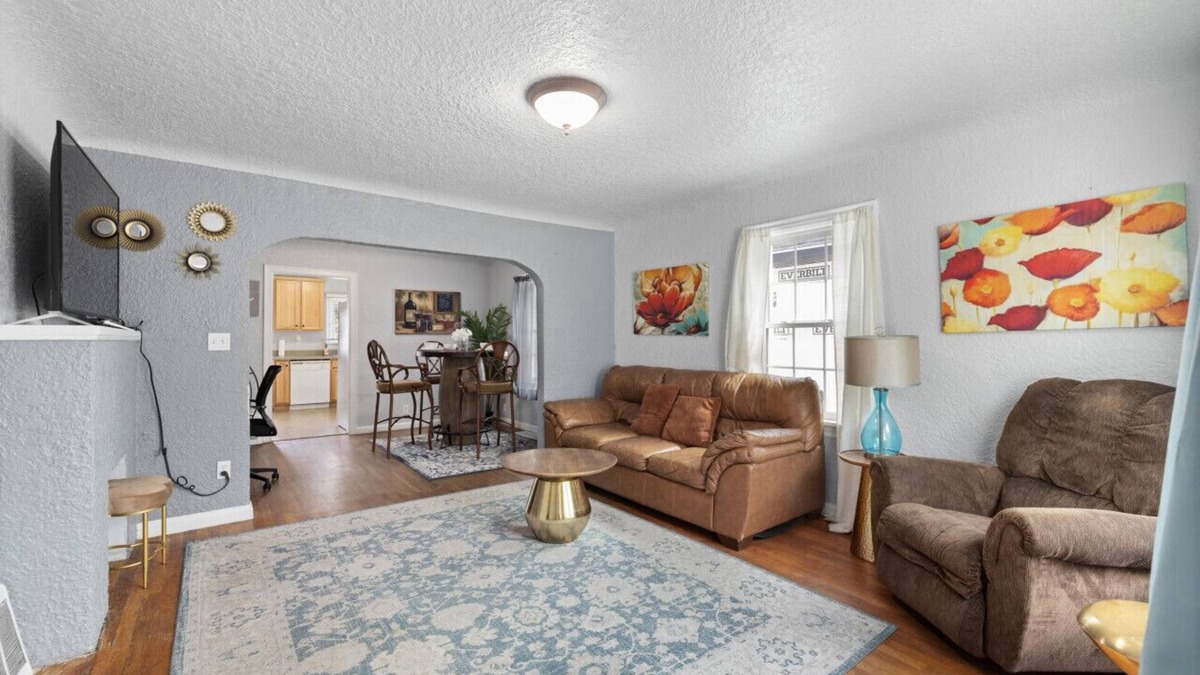 Central - Terry House | Bo’s White House with Fenced Yard