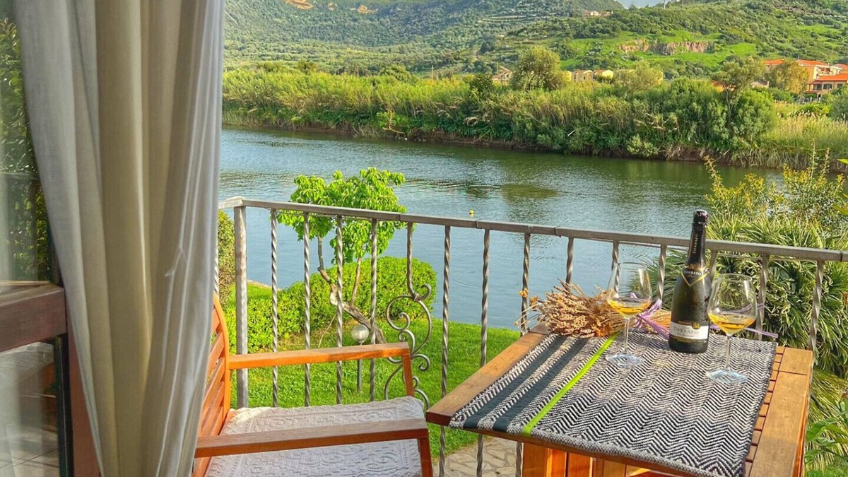 Bosa Historic Centre Apartment | BOSA APARTMENTS.COM | BALCONY ON THE RIVER