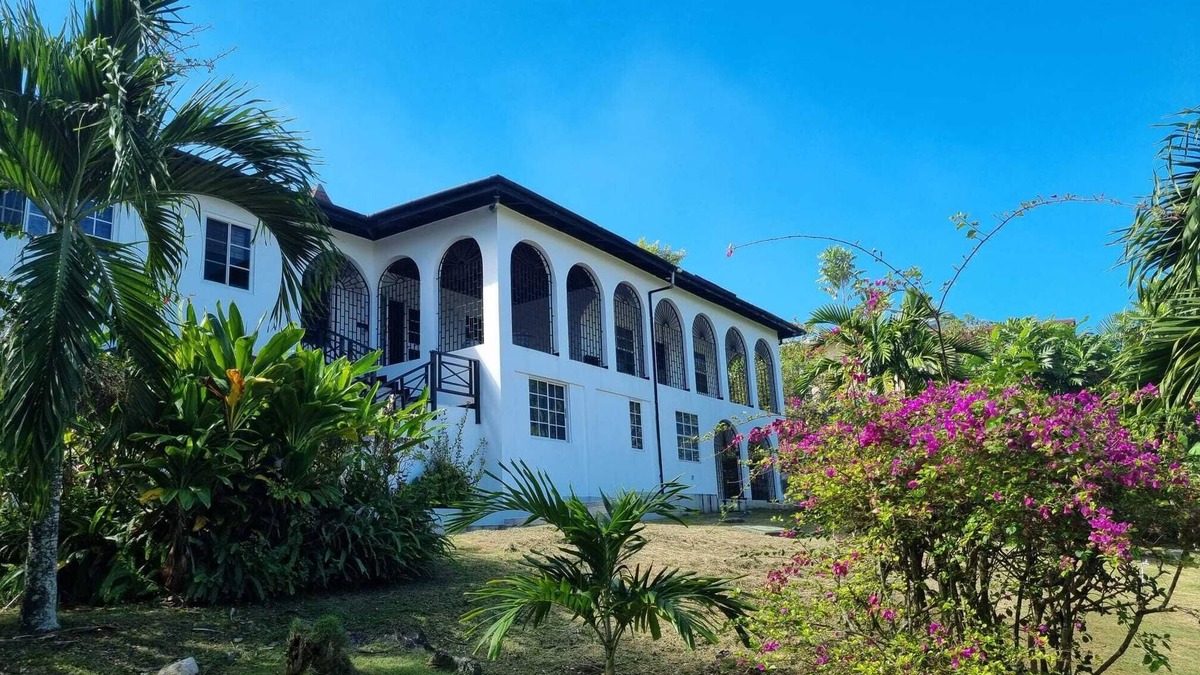 Salt Gut House | Boscobel White House with Beach Access.n3 minute drive from Ian Fleming Airport