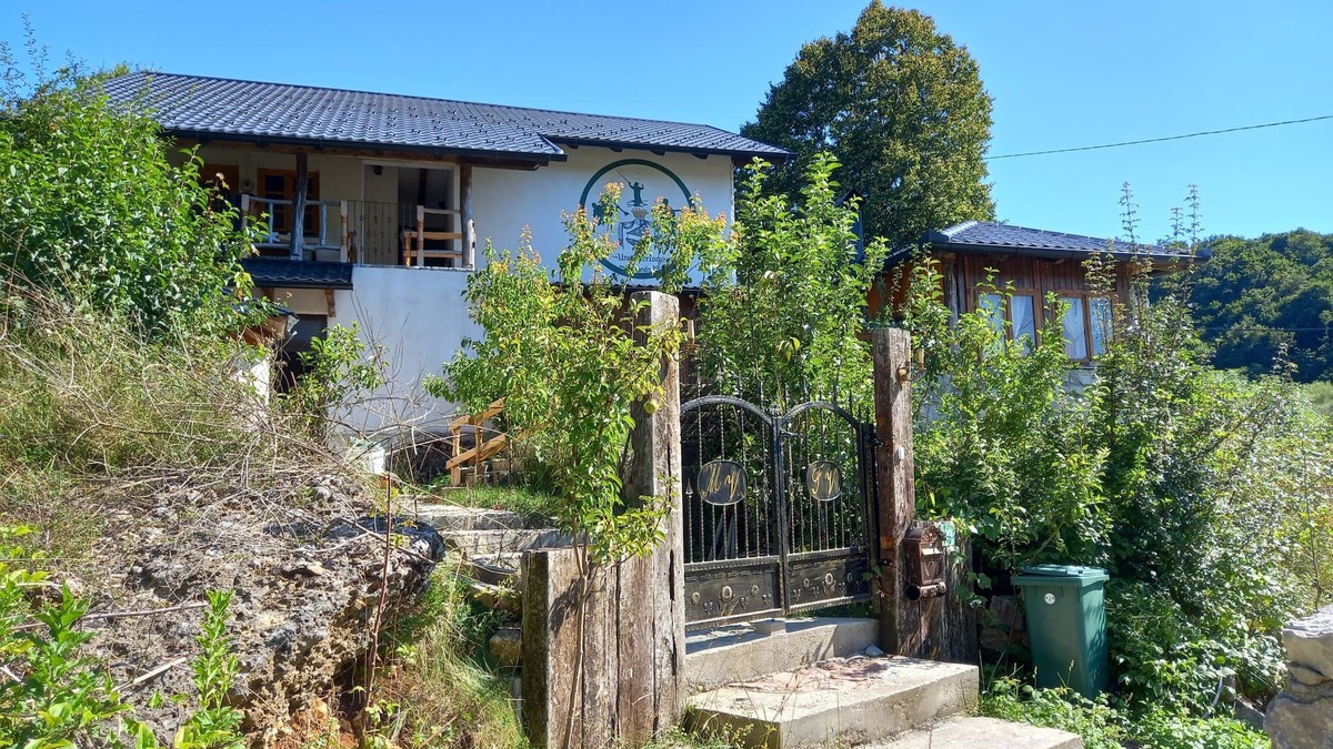 Kulen Vakuf Apartment | Bosnian house next to the Una river, with a view of the old Ostrovica fortress