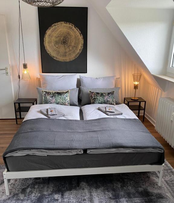Mittelmeiderich Apartment | BOSTEL 1 - Modernes Dachgeschoss-Studio in Duisburg Meiderich, 4,7 km Hbf, U-Bahn 250m, Flughafen Düsseldorf 28 km, Landschaftspark 2,9 km, 5 Gehminuten von Herzklinik entfernt