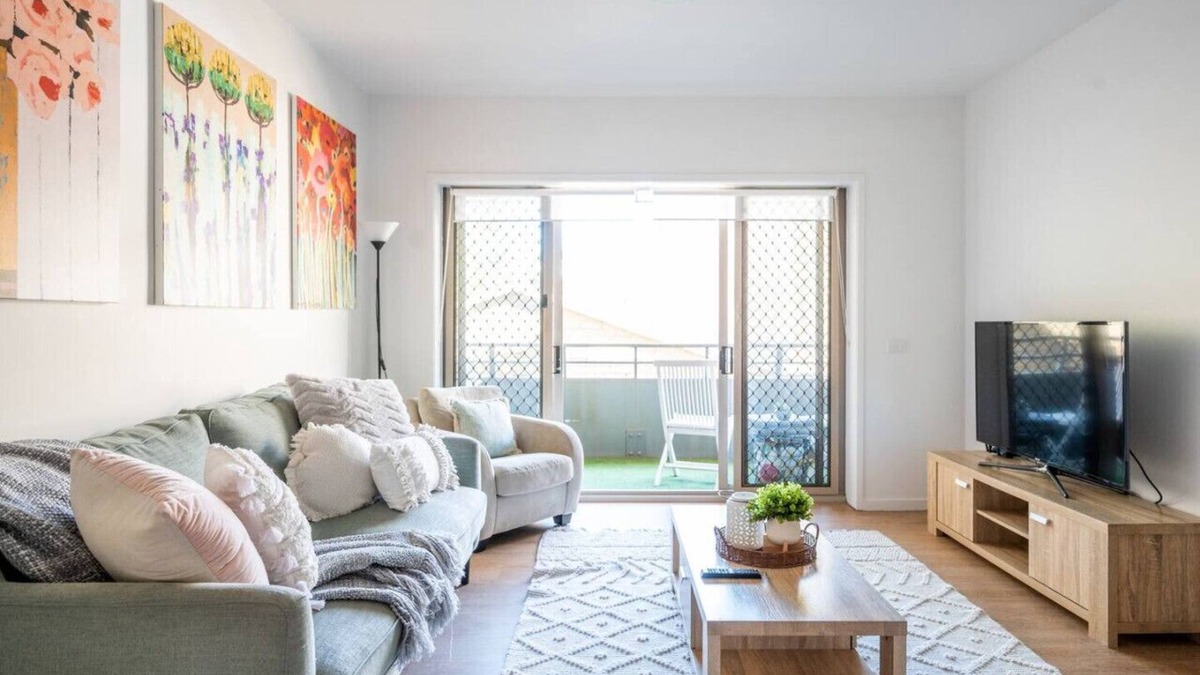 North Melbourne Apartment | Botanica - Beautiful City Fringe Home Base