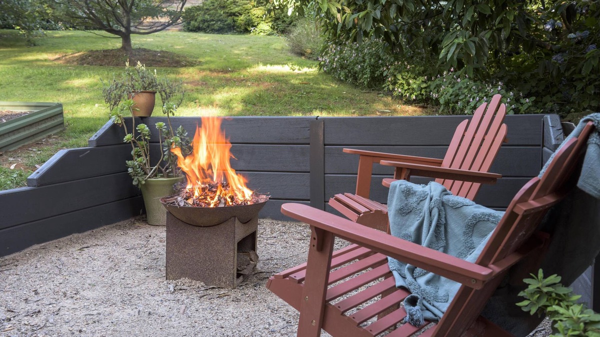 Olinda Cabin | Botanica Retreat - Olinda Village Stay - Sweet cabin with vintage furnishings, in gorgeous gardens overlooking magnolias and rhododendrons.