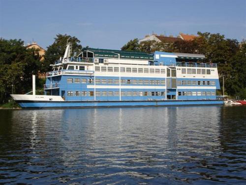 Smichov Boat Rental | Botel Vodnik