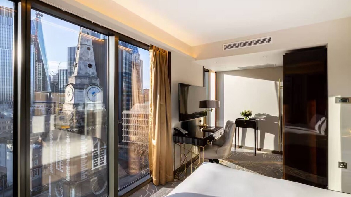 Portsoken Hotel | Botolph Corner Suite at Hotel Saint—Near Tower Bridge and the British Museum
