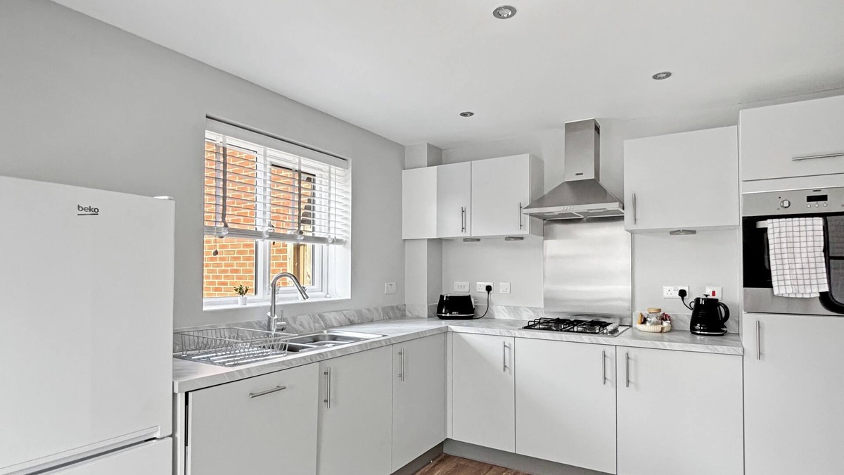 Bottesford House | Bottesford Gem – Luxury 3-Bedroom House with Modern Comforts. Garden & Driveway!