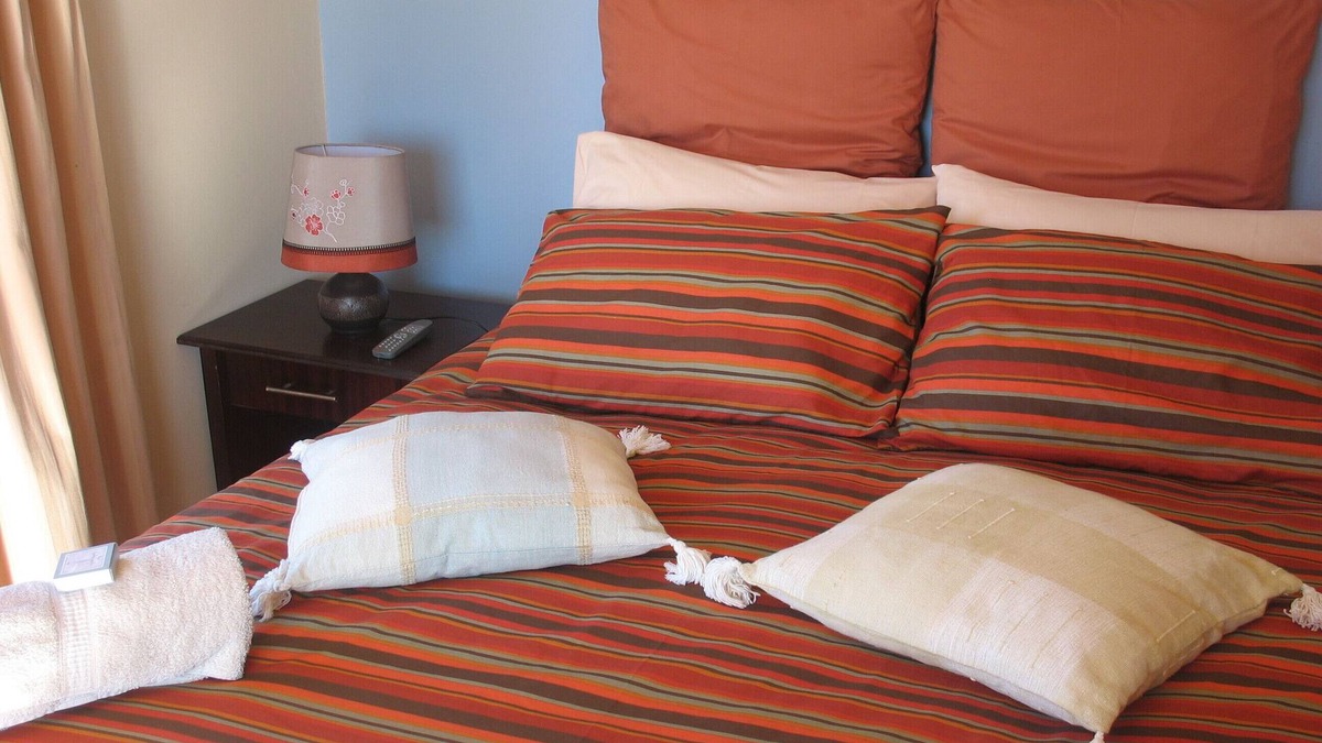Port Edward House | Bottlenose B&B is situated on the ocean.