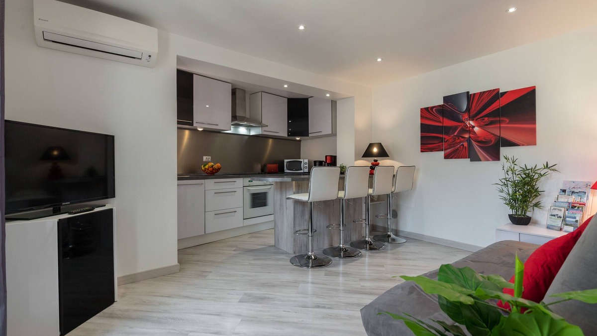 Roquebrune-Cap-Martin Apartment | Bottom of 2-room house with terrace, Jaccuzi, renovated, 200 m from the beach