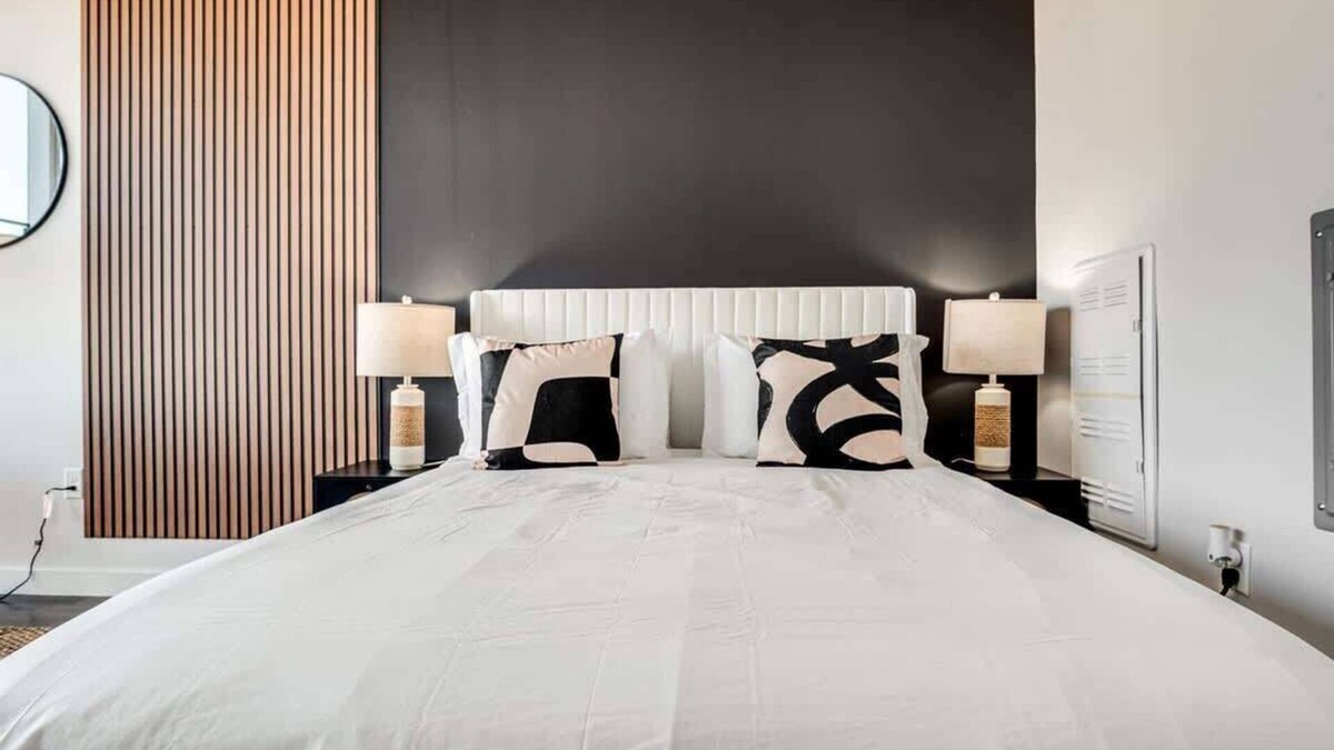 Downtown Phoenix Apartment | Boulevard Stays Sleek Studio Pool, Gym, & Zero Parking Fee