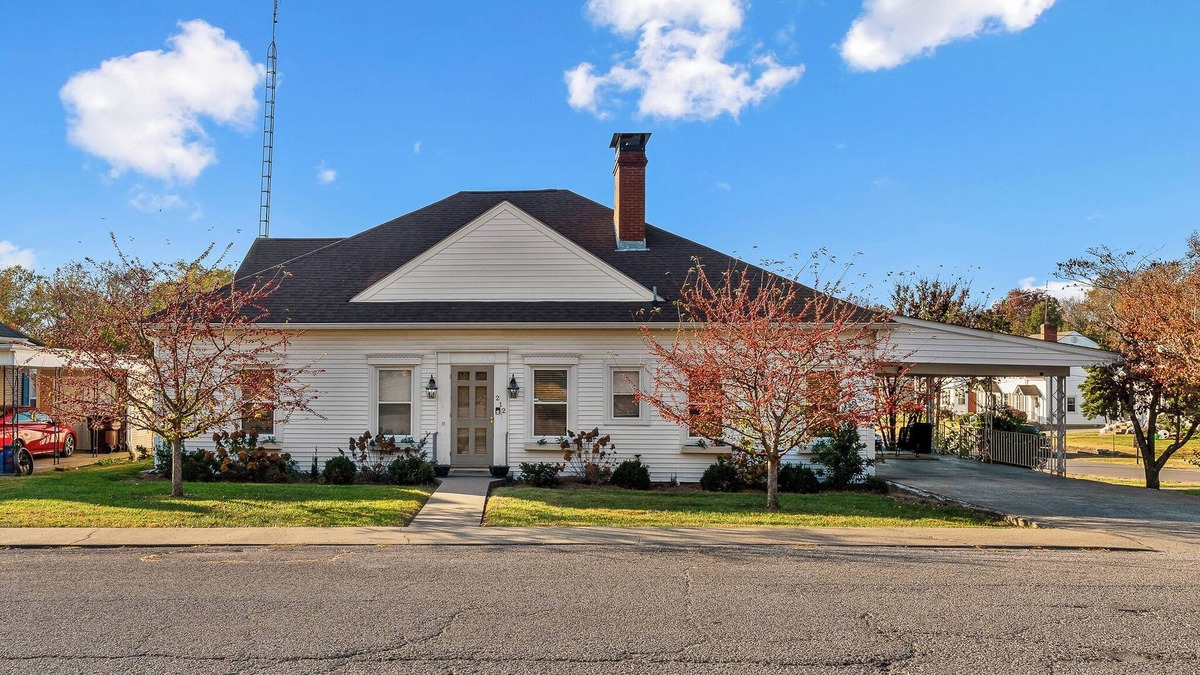 Springfield House | Bourbon Country, HOT TUB, New Firepit, BBQ Grill! Fall Savings Now!