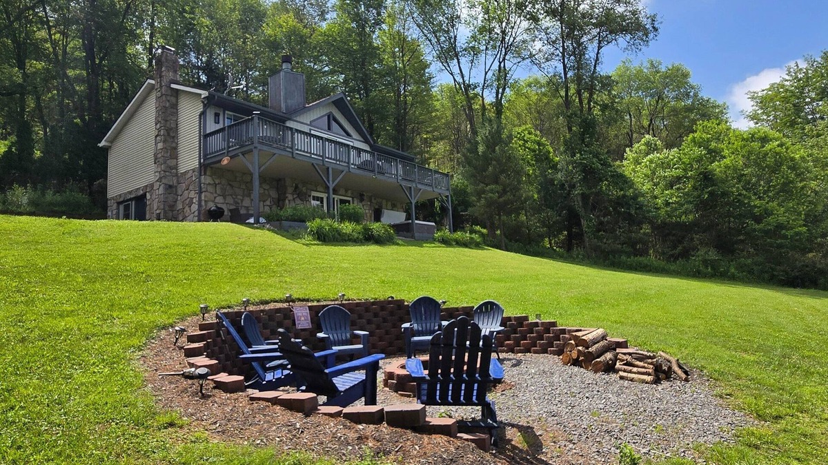 McHenry House | Bourbon Sunsets- 3-bedroom Dog-friendly home with Hot Tub and Gorgeous Views!