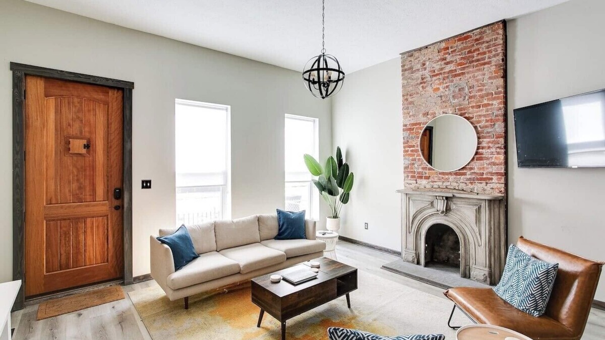 Smoketown Jackson House | Bourbon Trail-12ft Ceilings-Parking-Chef's Kitchen